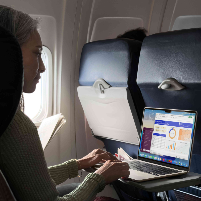 На фото изображено Apple MacBook Air 13" (M5, 10C / 10C, 2026) 24 ГБ, 1 ТБ SSD, Полуночный черный