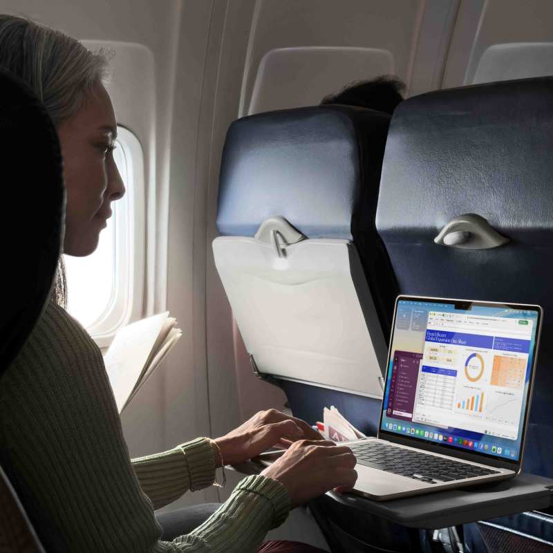 На фото изображено Apple MacBook Air 13" (M5, 10C / 10C, 2026) 24 ГБ, 1 ТБ SSD, Небесно-голубой