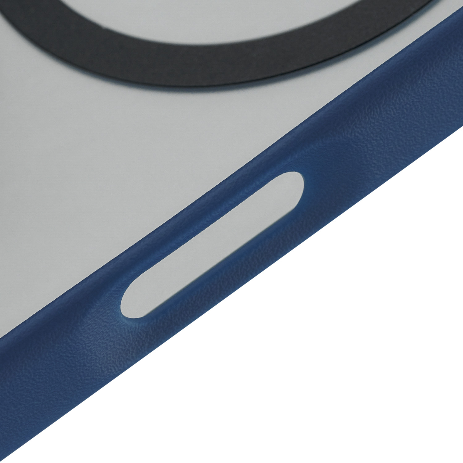 На фото изображено Чехол защитный uBear Cloud Mag Case для iPhone 17 Pro Max, MagSafe, синий