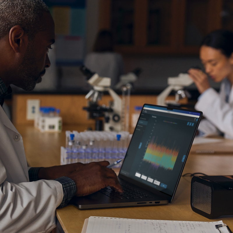 На фото изображено Apple MacBook Pro 16" (M5 Max, 18C / 32C, 2026) 36 ГБ, 1 ТБ SSD, чёрный космос