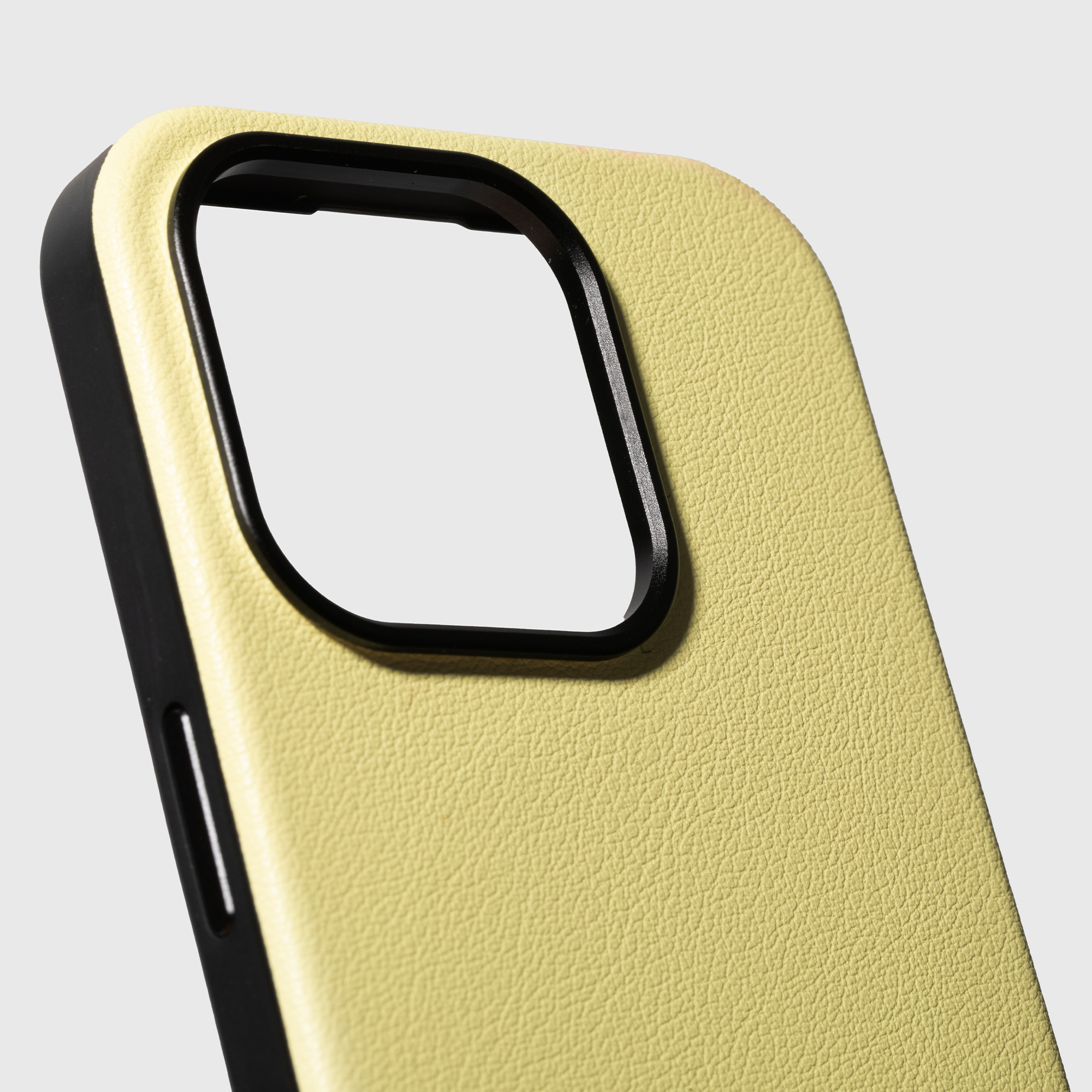 На фото изображено Чехол Native Union Active Case MagSafe для iPhone 16 Pro, лимон