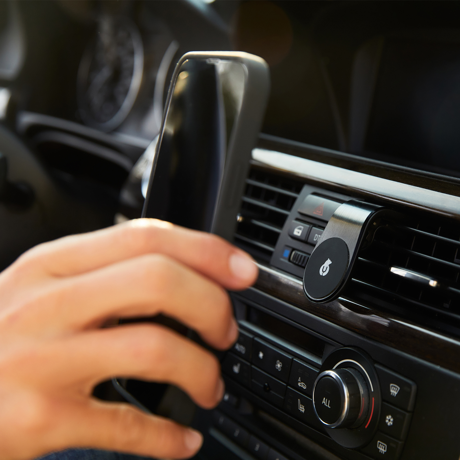 Автомобильный держатель uBear Unit Air Vent Magnetic Car Mount, чёрный