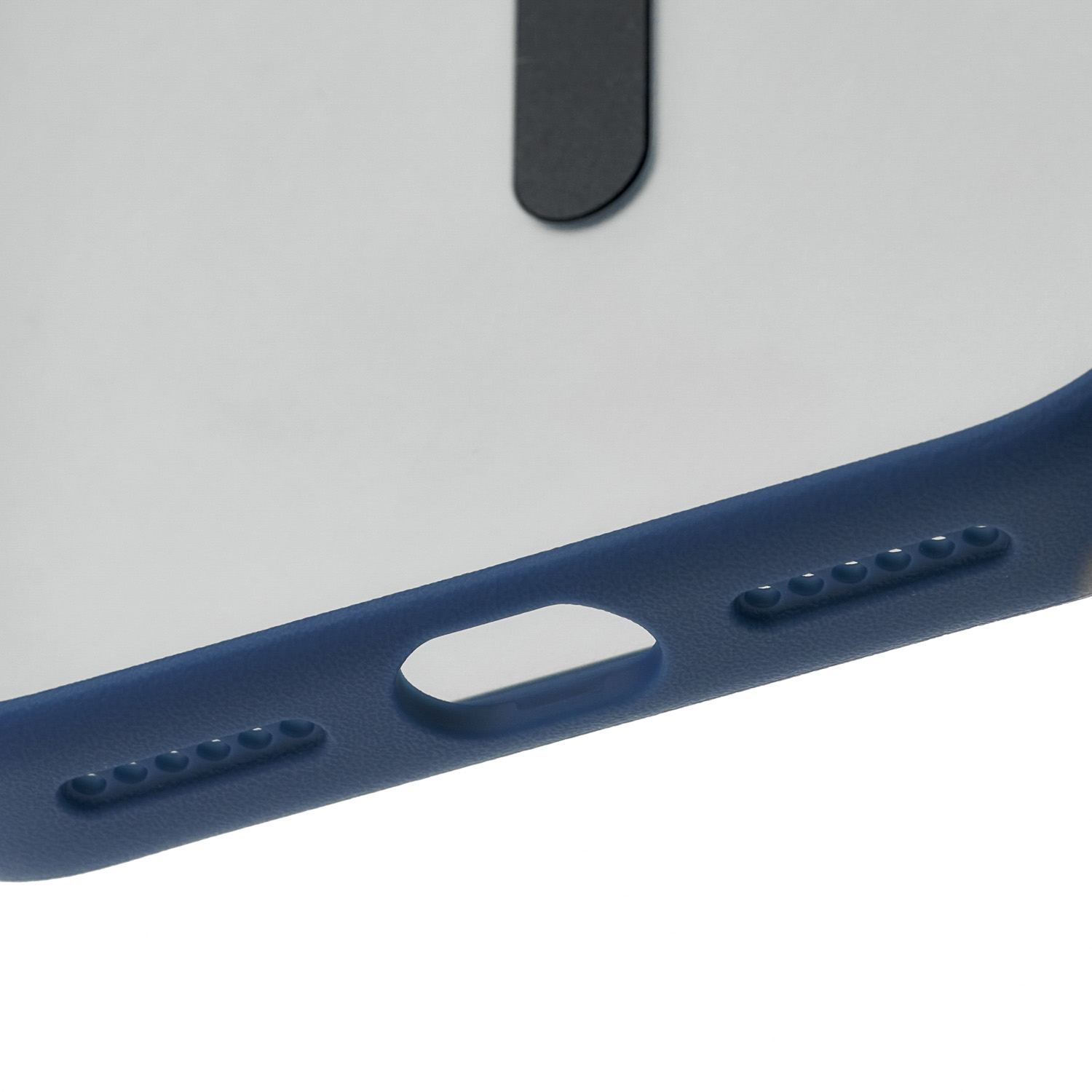 На фото изображено Чехол защитный uBear Cloud Mag Case для iPhone 17 Pro Max, MagSafe, синий